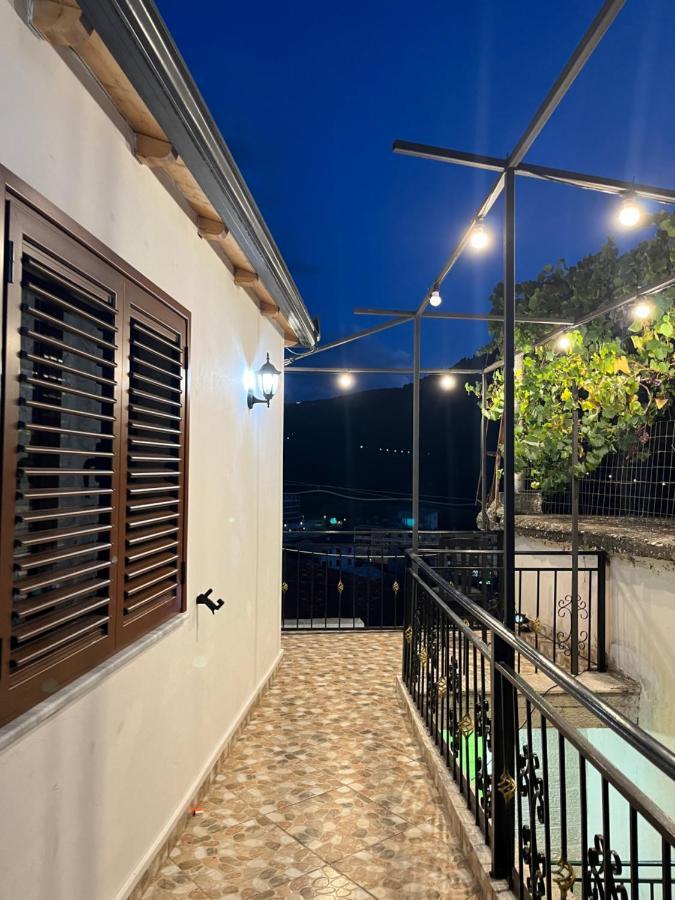 Nena'S Dashe House เบราท ภายนอก รูปภาพ